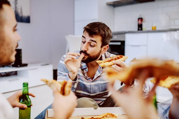 Grupo Amigos Sentados Chão Sala Estar Bebendo Cerveja Comendo Pizza — Fotografia de Stock