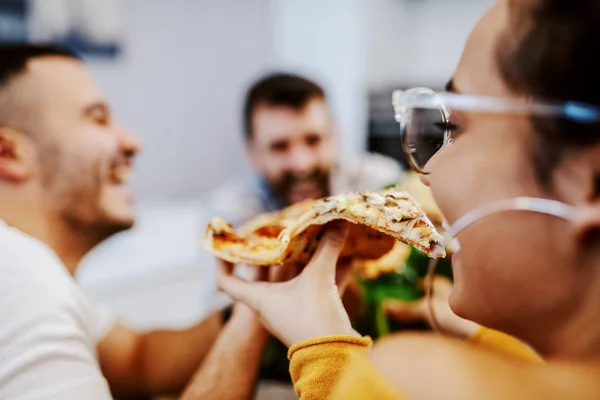 Grupo Amigos Sentados Chão Sala Estar Bebendo Cerveja Comendo Pizza — Fotografia de Stock