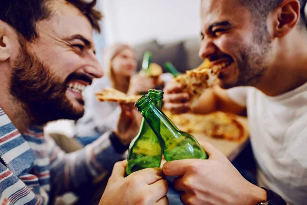 Grupo Amigos Sentados Suelo Sala Estar Bebiendo Cerveza Comiendo Pizza — Foto de Stock