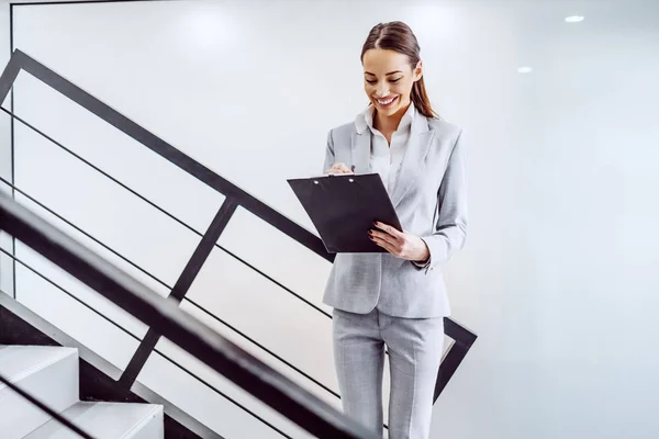 Trois Quarts Longueur Secrétaire Caucasien Réussi Attrayant Debout Côté Escalier — Photo