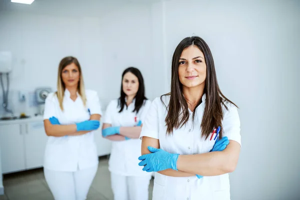 Portrét Krásné Bělošky Laboratorní Asistentky Bílé Uniformě Gumovými Rukavicemi Zkříženýma — Stock fotografie