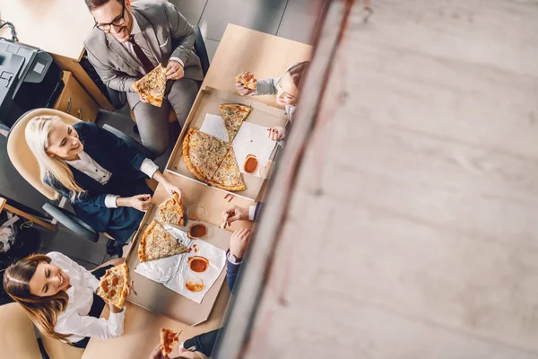 Vista Superior Grupo Empresários Sentados Mesa Comendo Pizza Para Almoço — Fotografia de Stock