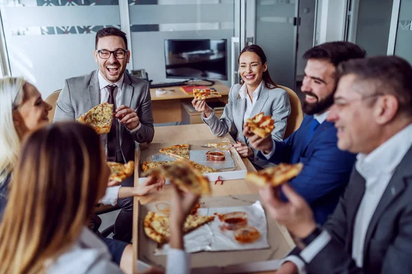 Grupo Empresarios Sentados Sala Juntas Charlando Riendo Comiendo Pizza Para — Foto de Stock