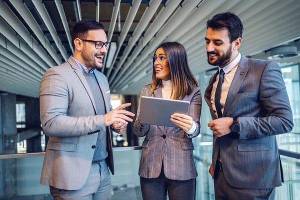 Grupo Elegantes Agentes Inmobiliarios Éxito Vestidos Pie Edificio Proceso Construcción —  Fotos de Stock