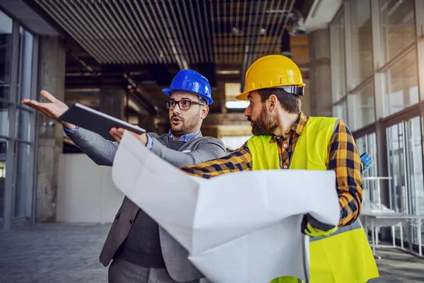 Arkitekten Bråkar Med Byggarbetaren Och Visar Honom Sitt Misstag Arbetare — Stockfoto