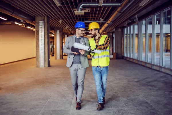Leende Byggnadsarbetare Arbetskläder Med Ritningar Och Samtal Med Huvudarkitekt Förverkligandet — Stockfoto