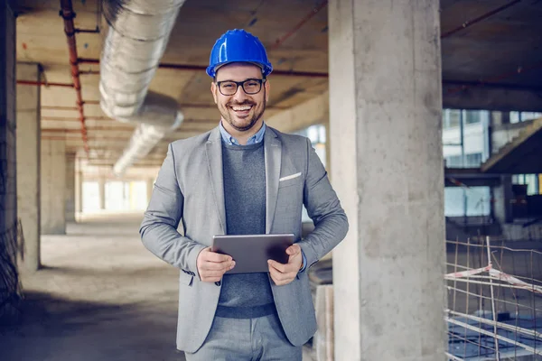 Handsome Cheerful Caucasian Unshaven Architect Suit Helmet Head Tablet Hands — 스톡 사진