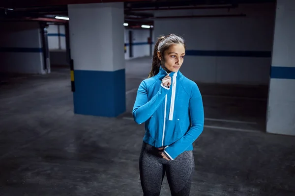 Wanita Olahragawan Muda Kaukasia Yang Berdedikasi Berdiri Garasi Pada Malam — Stok Foto