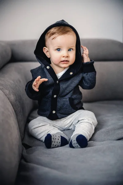 Roztomilý Malý Blonďatý Chlapec Modrýma Očima Sedící Pohovce Obývacím Pokoji — Stock fotografie