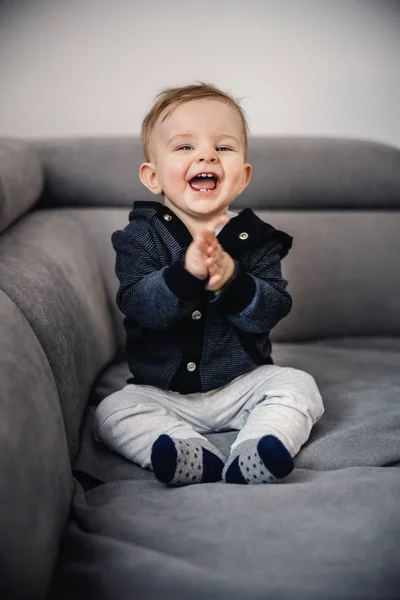 Alegre Adorable Niño Riendo Aplaudiendo Con Las Manos Sentado Sofá —  Fotos de Stock