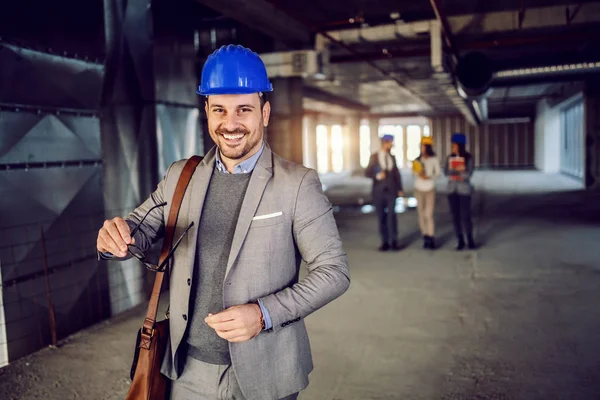 Sonriendo Atractivo Arquitecto Caucásico Con Casco Cabeza Pie Edificio Proceso —  Fotos de Stock