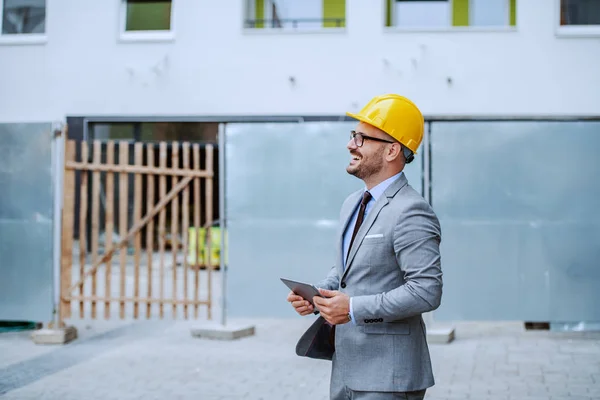 Vista Lateral Del Elegante Arquitecto Caucásico Sonriente Traje Con Anteojos —  Fotos de Stock