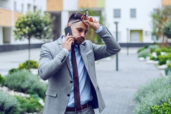 Nervózní Pohledný Kavkazský Obchodník Obleku Mluví Chytrého Telefonu Problémy Práci — Stock fotografie