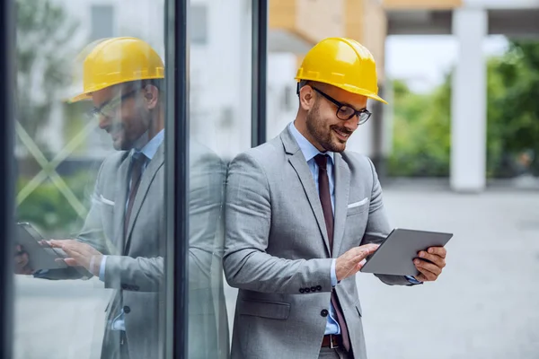 Bellissimo Architetto Caucasico Sorridente Elegante Giacca Cravatta Con Occhiali Casco — Foto Stock