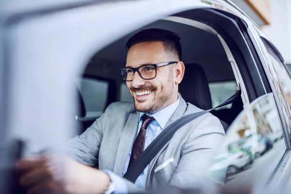 Caucasiano Atraente Sorrindo Elegante Empresário Sem Barba Terno Óculos Dirigindo — Fotografia de Stock