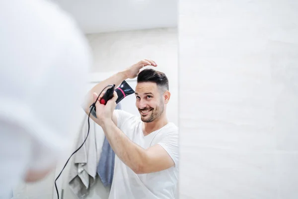 Spiegelreflectie Van Aantrekkelijke Blanke Man Wit Shirt Badkamer Staan Drogen — Stockfoto