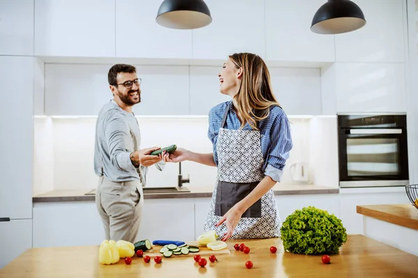 Bonito Casal Caucasiano Feliz Cozinha Preparar Refeição Saudável Homem Dando — Fotografia de Stock