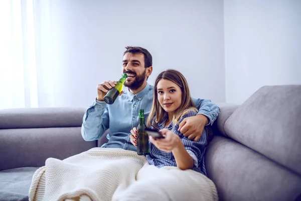 Atractiva Pareja Caucásica Cubierta Manta Sentada Sala Estar Viendo Televisión —  Fotos de Stock