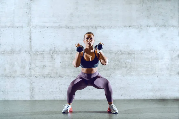 Young Fit Sporty Brunette Sportswear Ponytail Doing Squats While Holding — Stock Photo, Image