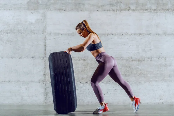 Junge Kräftige Muskulöse Kaukasische Sportlerin Sportbekleidung Mit Pferdeschwanz Flipping Reifen — Stockfoto