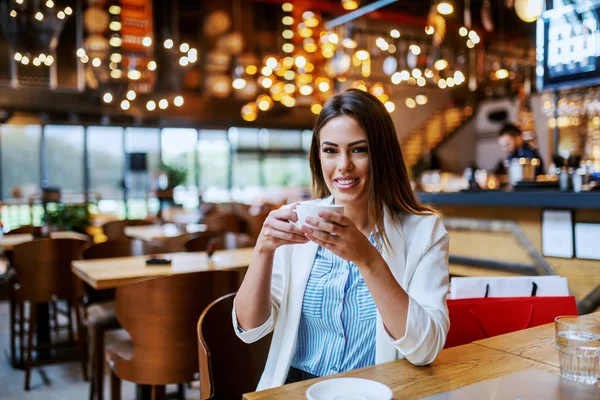 สวยงามท นสม าตาล Caucasian บรอยย สวยงามน งอย ในร านกาแฟและถ วยของเอสเพรสโซอร — ภาพถ่ายสต็อก