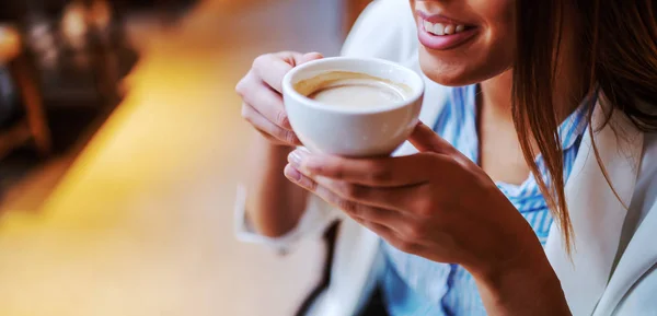 Detailní Záběr Usmívající Kavkazské Brunetky Sedí Restauraci Drží Čerstvé Macchiato — Stock fotografie