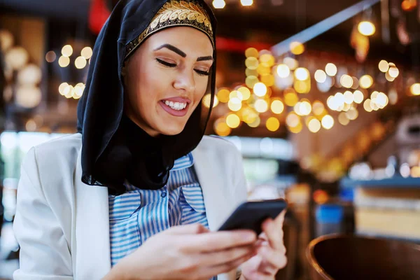 Sluiten Van Aantrekkelijke Positieve Glimlachende Modieuze Moslim Vrouw Zittend Cafe — Stockfoto