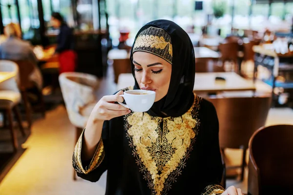 Bella Positiva Donna Araba Attraente Vestita Usura Tradizionale Seduto Caffè — Foto Stock