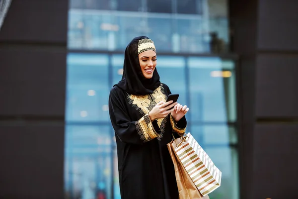 Atrakcyjna Arabska Kobieta Tradycyjnym Ubraniu Stojąca Przed Centrum Handlowym Torbami — Zdjęcie stockowe