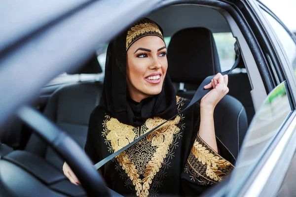 Hermosa Mujer Musulmana Atractiva Sonriente Desgaste Tradicional Sentado Coche Caro — Foto de Stock