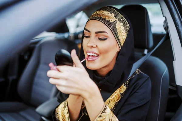 Linda Jovem Mulher Muçulmana Atraente Desgaste Tradicional Sentado Seu Carro — Fotografia de Stock