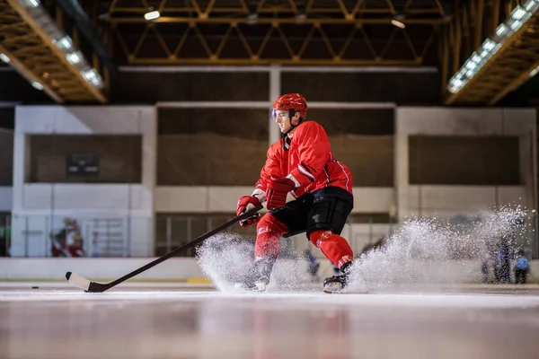 Kendini Adamış Beyaz Tenli Yakışıklı Hokey Oyuncusu Buz Hokeyi Oynuyor — Stok fotoğraf