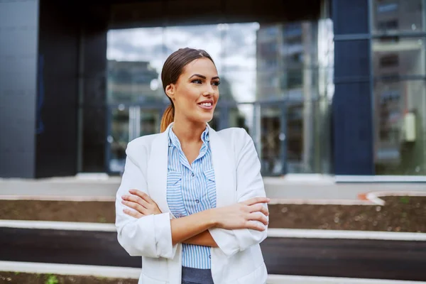 Ung Säker Leende Positiv Elegant Kvinnlig Ceo Står Framför Hennes — Stockfoto