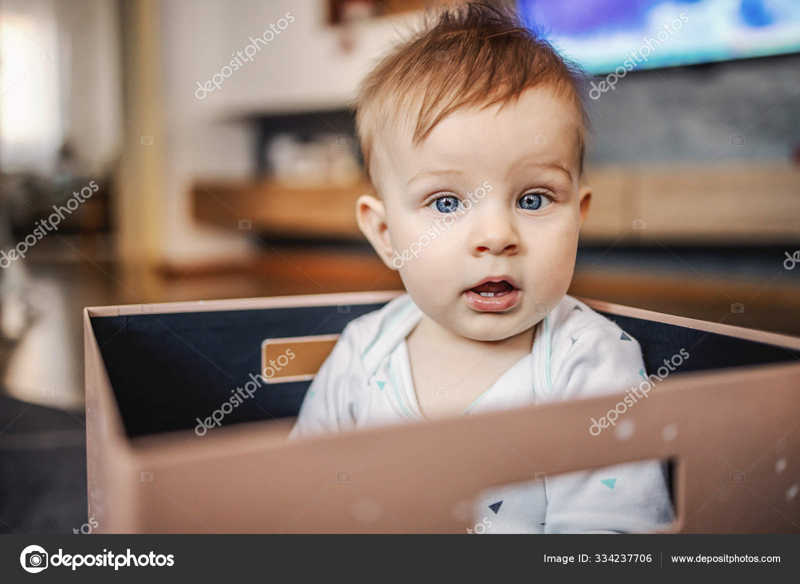 Petit Garcon Blond Confus Aux Yeux Bleus Assis Dans Une Image Libre De Droit Par Dusanpetkovic C
