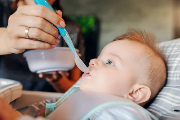 Dekat Dengan Bayi Laki Laki Kaukasia Lapar Dengan Bib Duduk — Stok Foto