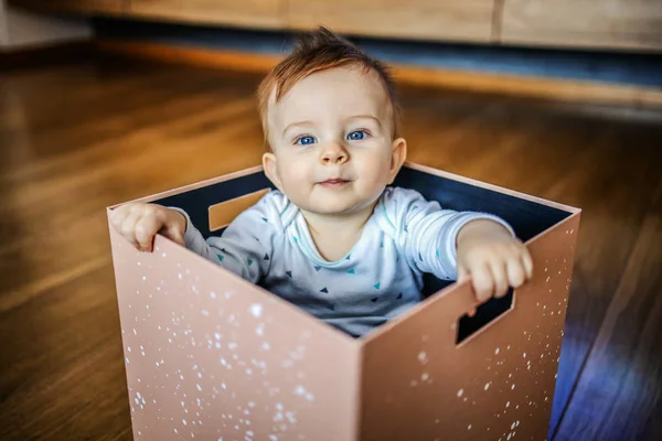 Ciekawy Cute Blond Biały Maluch Pięknym Niebieskie Oczy Siedzi Pudełku — Zdjęcie stockowe