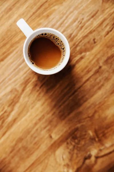 新鮮な朝のコーヒーアラビカのテーブルの上のビュー — ストック写真