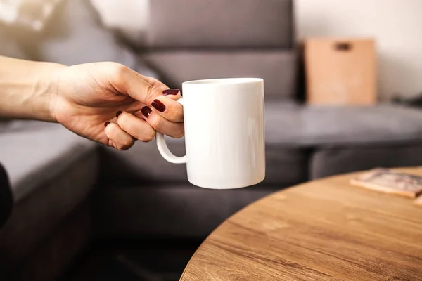 Nahaufnahme Einer Frau Die Frischen Morgenkaffee Arabica Vom Tisch Nimmt — Stockfoto