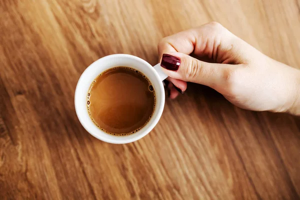 Vista Superior Mulher Tomando Café Fresco Manhã Arábica Uma Mesa — Fotografia de Stock