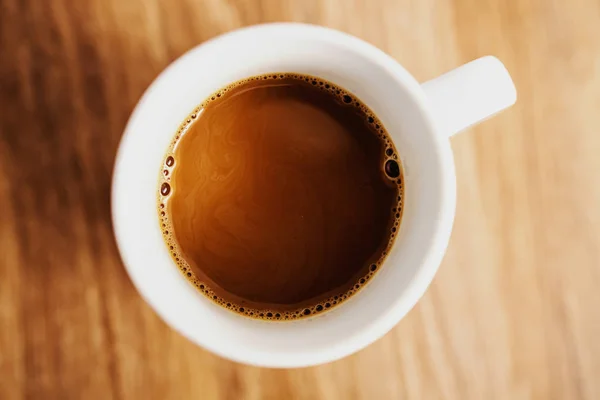テーブルの上にマグカップで新鮮な朝のコーヒーアラビカのクローズアップ — ストック写真