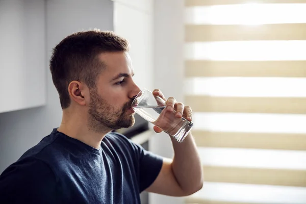Zijaanzicht Van Een Knappe Dorstige Man Die Vers Water Drinkt — Stockfoto