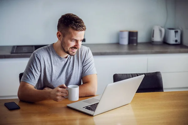 Young Smiling Man Dressed Casual Sitting Dining Table Holding Mug — 스톡 사진