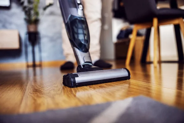 Primer Plano Del Hombre Usando Limpiador Vapor Para Parquet Enfoque — Foto de Stock