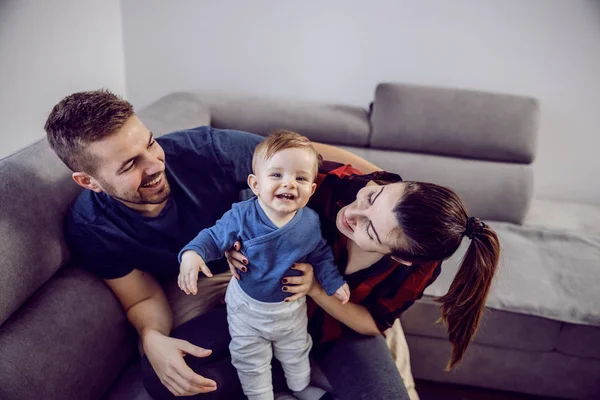 Gelukkige Familie Brengt Kwaliteitstijd Samen Door Mam Pap Spelen Met — Stockfoto