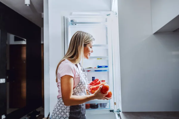 Sorrindo Branco Loira Dona Casa Avental Levando Legumes Geladeira Mulher — Fotografia de Stock