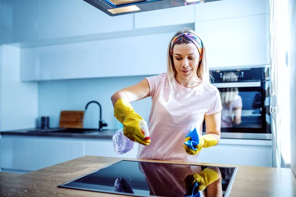 Mutfakta Duran Lastik Eldivenli Fırına Deterjan Temizlik Spreyi Sıkan Değerli — Stok fotoğraf