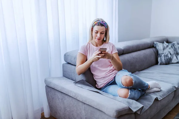 Attractive Caucasian Blond Young Housewife Taking Break Using Smart Phone — Stock Photo, Image