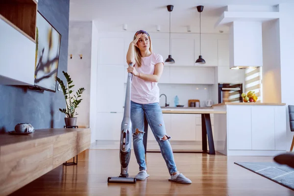 Moe Pensive Prachtige Kaukasische Blonde Huisvrouw Gekleed Casual Staan Haar — Stockfoto