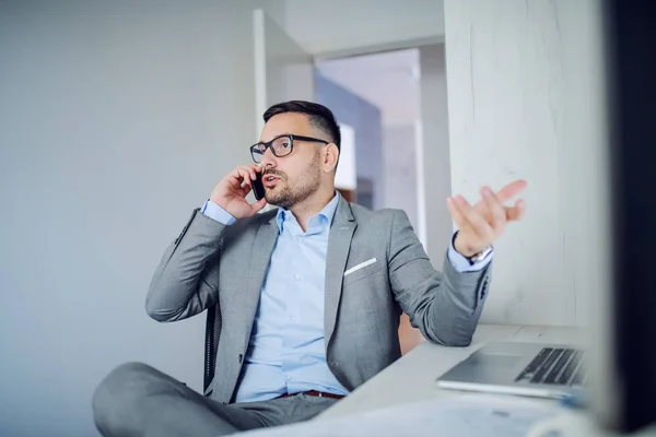 Yakışıklı Tıraşsız Beyaz Takım Elbiseli Gözlüklü Bir Adamı Ofisinde Oturmuş — Stok fotoğraf