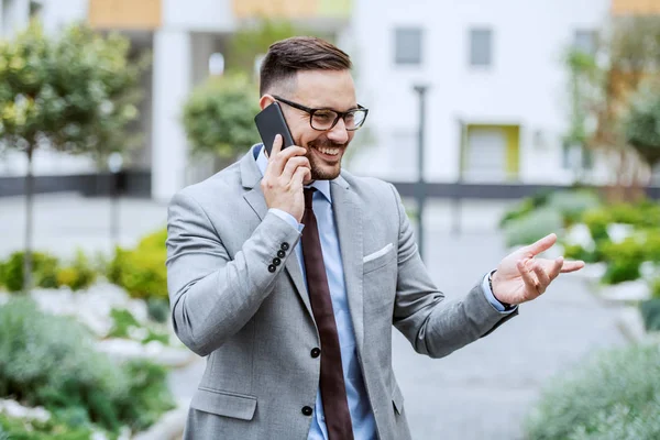 Aantrekkelijke Glimlachende Blanke Chique Zakenman Pak Met Bril Praten Smartphone — Stockfoto